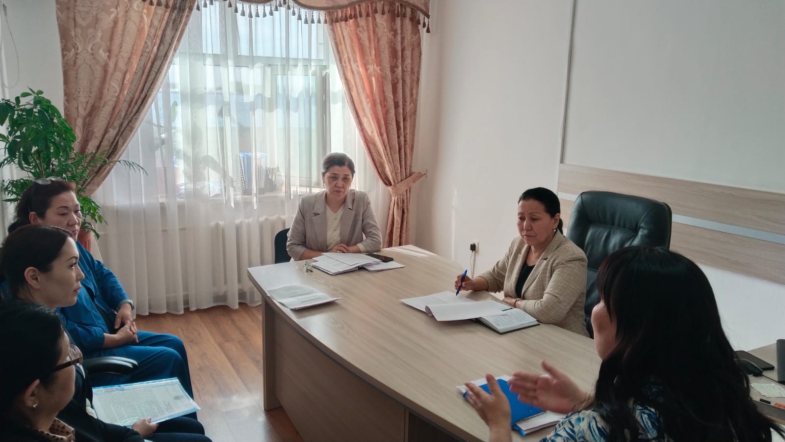 Департаментом Комитета регулирования и контроля в сфере социальной защиты населения по Кызылординской области был проведён круглый стол с участием сотрудников заинтересованных органов по вопросам, возникшим в связи с несвоевременной регистрацией фактов смерти граждан в информационной системе «Регистрации пункт населения» медицинских организаций