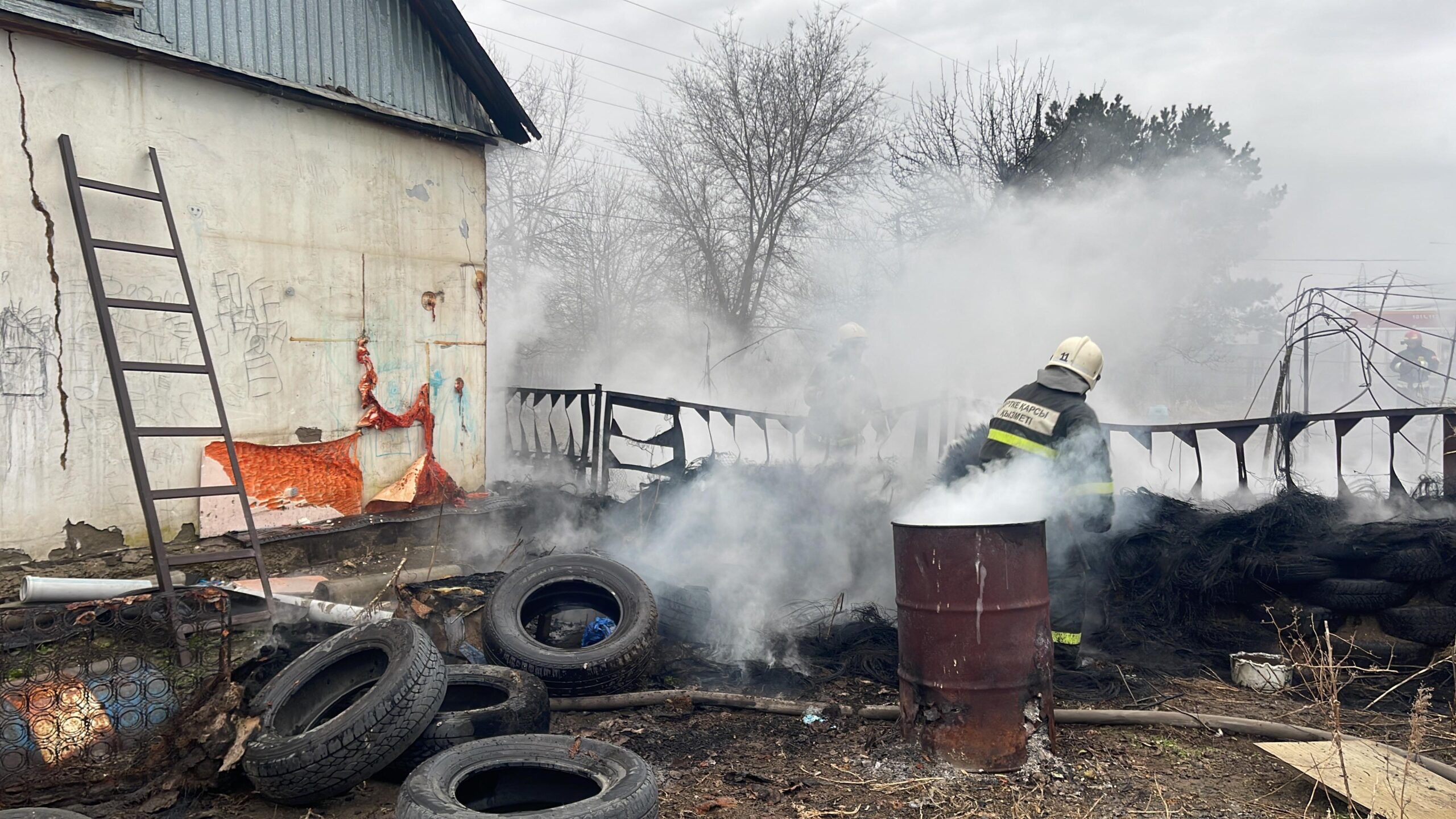 В Павлодаре пожарные не допустили распространения огня на соседние дачные участки