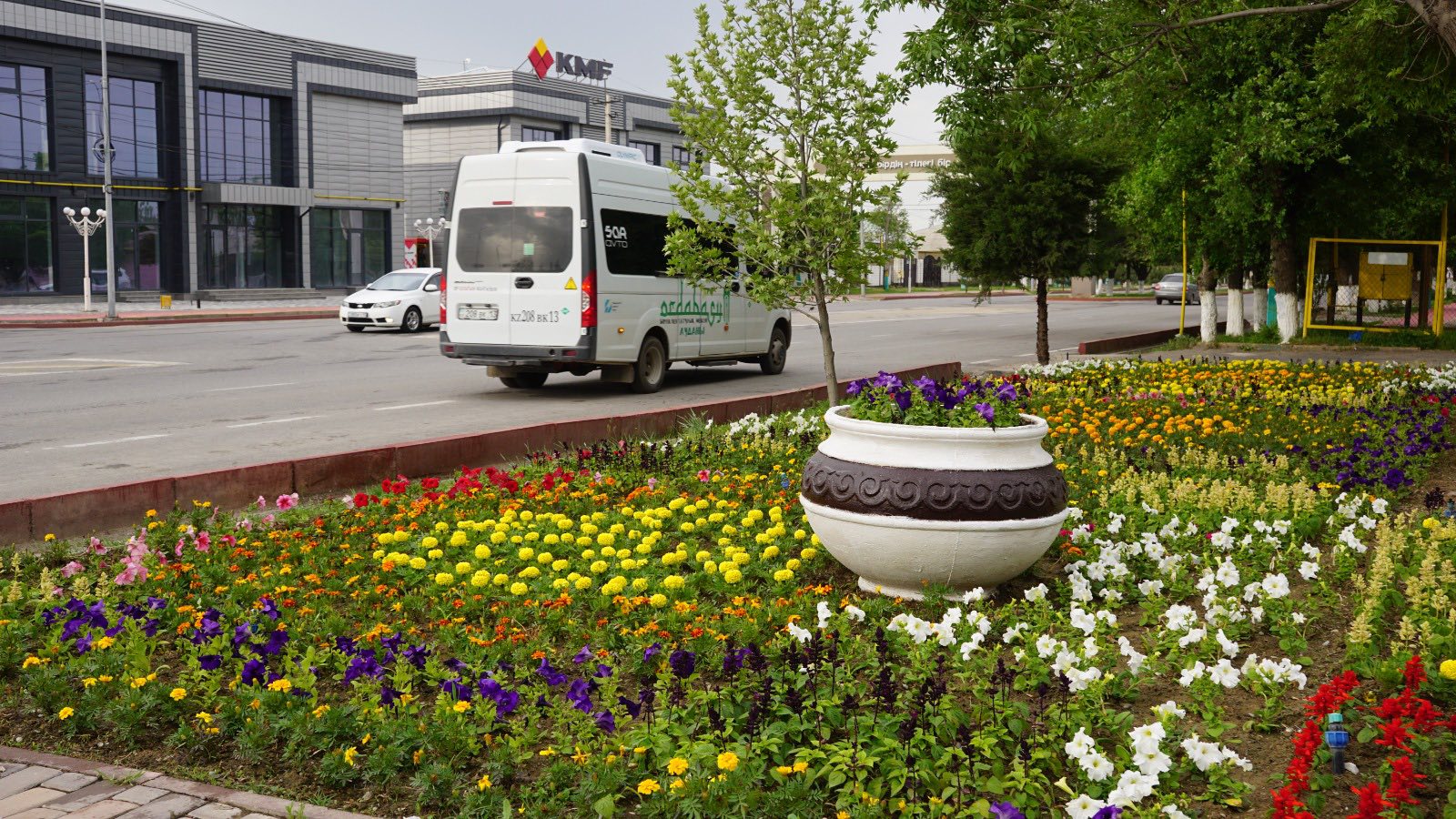 В РАЙОНЕ СИСТЕМНО ПРОВОДЯТСЯ РАБОТЫ ПО БЛАГОУСТРОЙСТВУ И ОЗЕЛЕНЕНИЮ