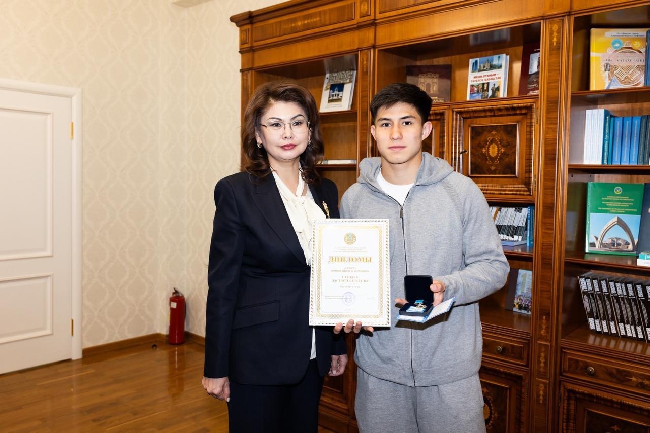 Аида Балаева вручила нападающему ФК«Кайрат» Дастану Сатпаеву государственную молодежную премию «Дарын»