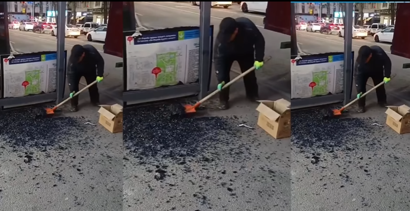 В Шымкенте подруги устроили погром на остановке