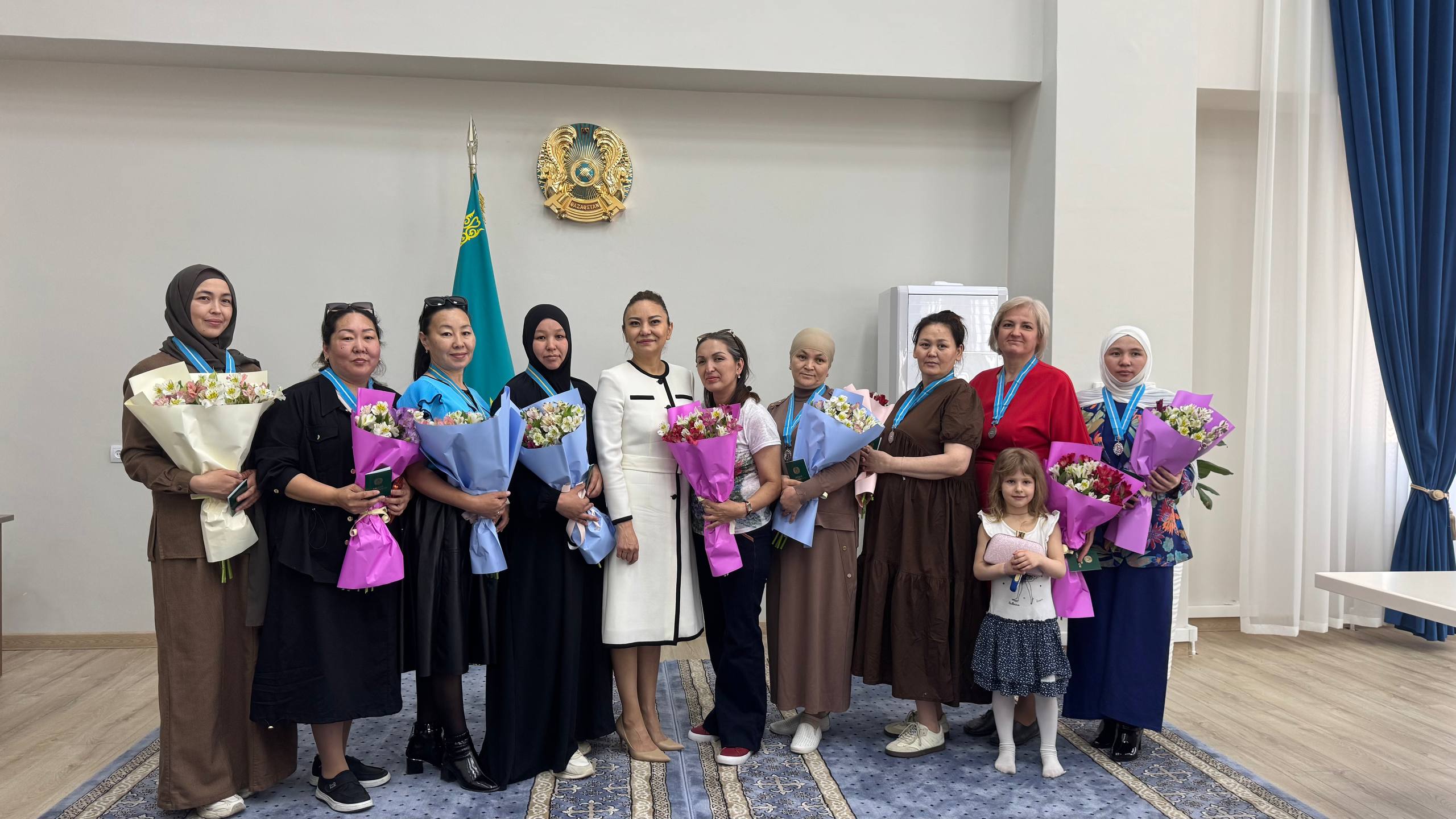В Наурызбайском районе состоялось награждение многодетных матерей «Алтын алқа» и «Күміс алқа»