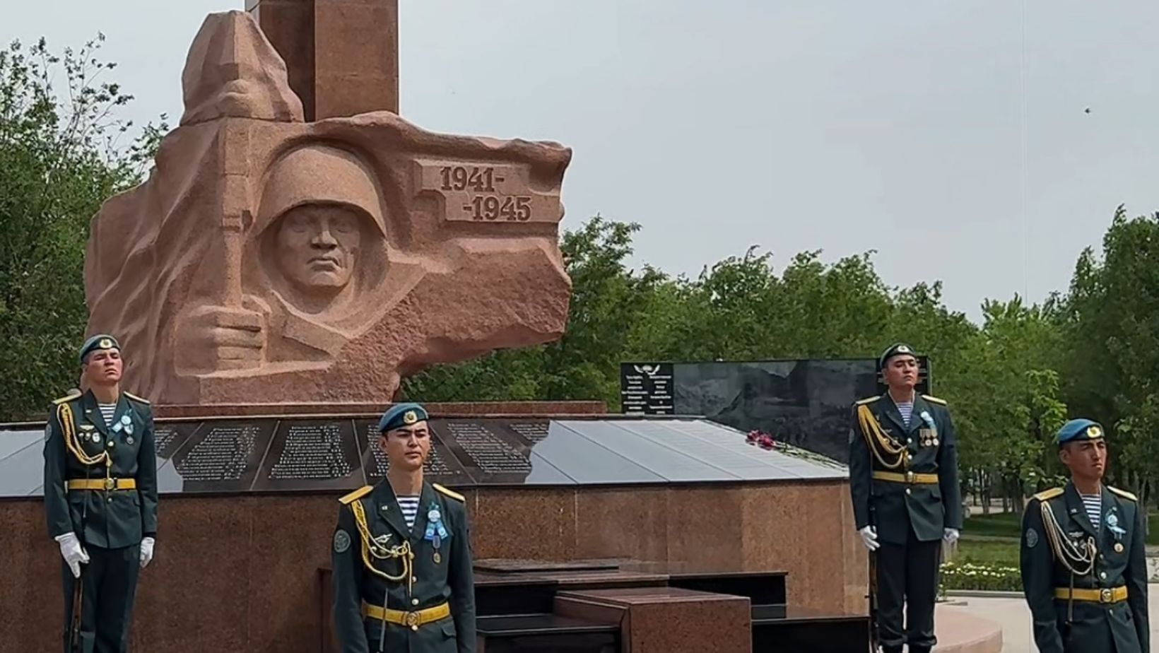 Полицейские Алматинской области почтили память героев у мемориала вечного огня