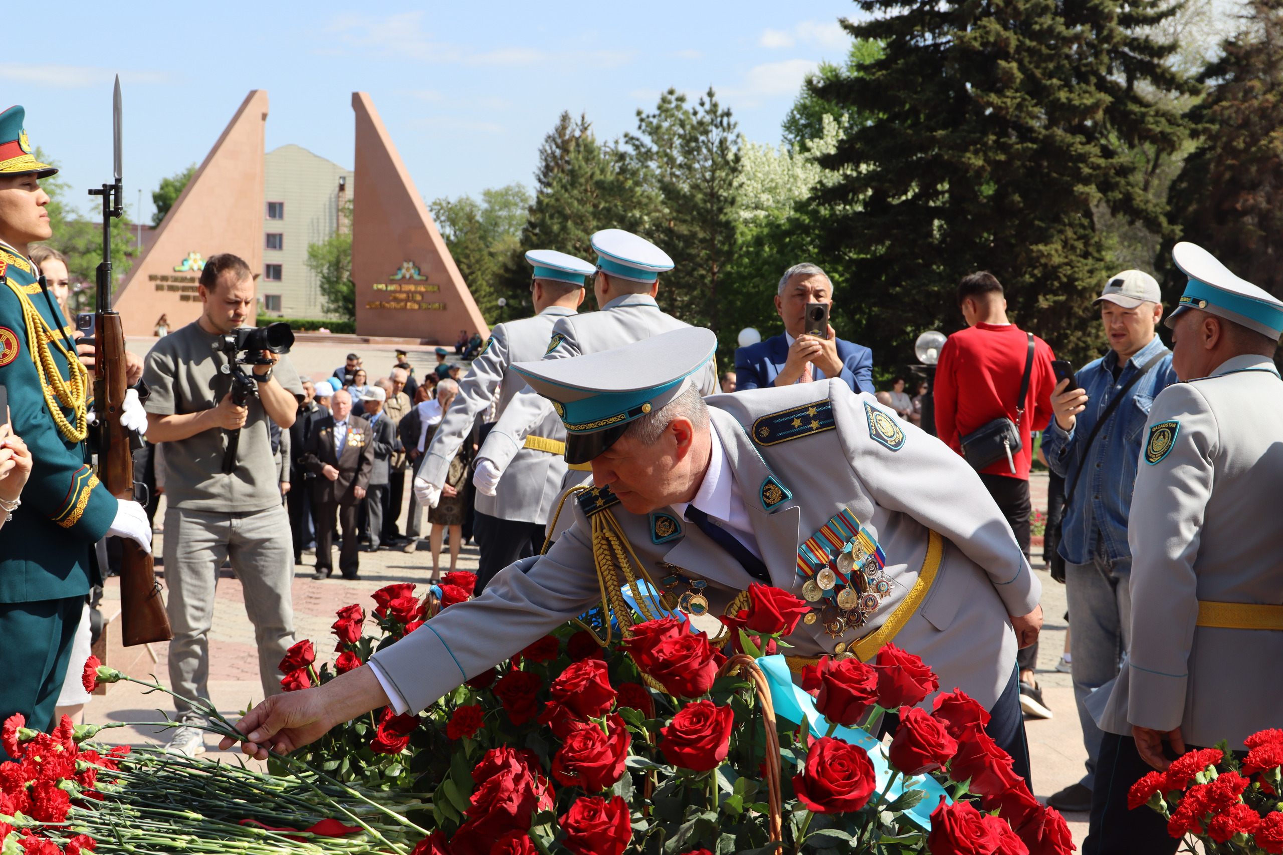 Полицейские в СКО встретили праздник у памятника Карасаю и Агынтаю