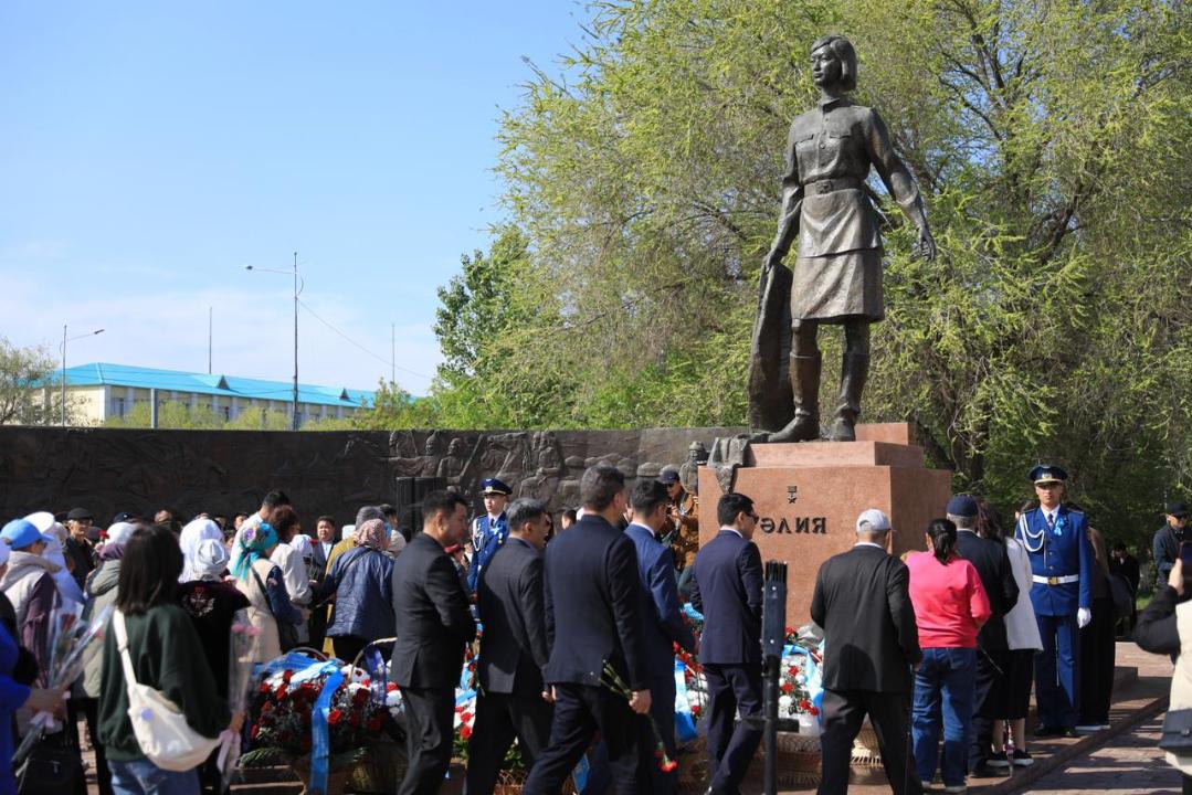 Актюбинцы возложили цветы в знак почтения к подвигу Алии Молдагуловой