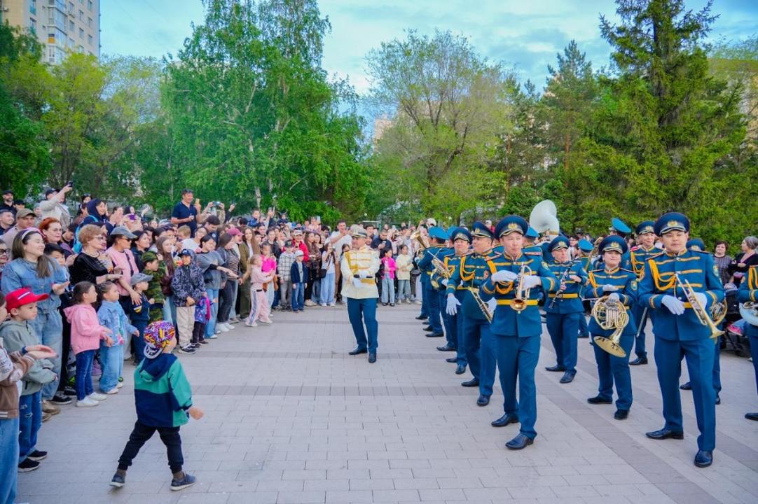 Современные хиты в исполнении военного оркестра прозвучали в Астане в День защитника Отечества
