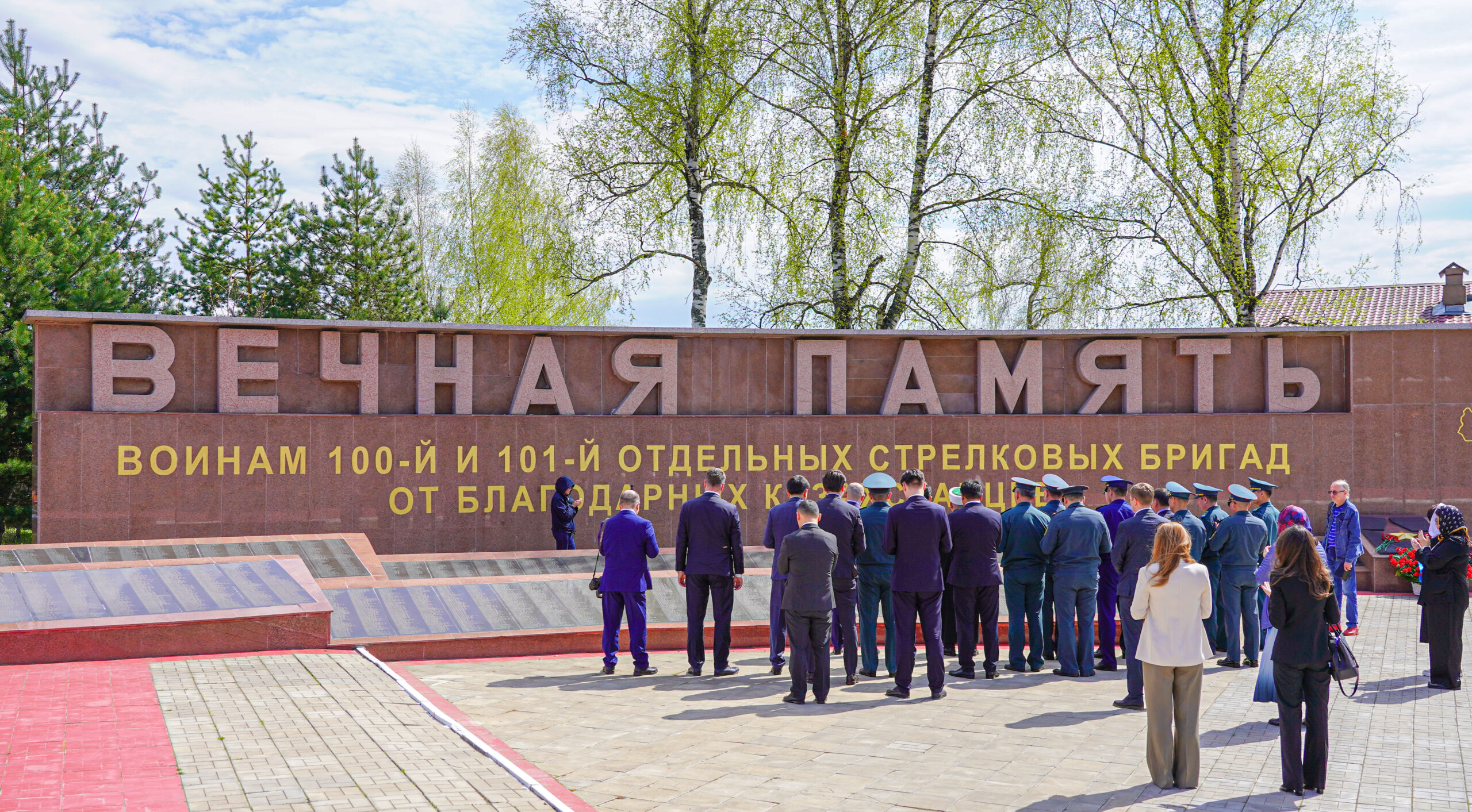 Казахстанские дипломаты почтили память соотечественников в Ржеве