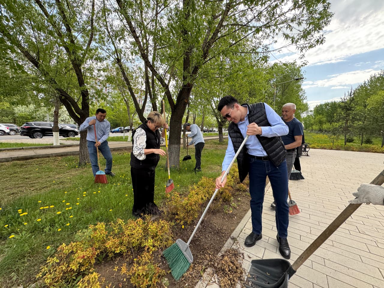 «Таза Қазақстан»: в Астане ведутся работы по очистке территорий памятников