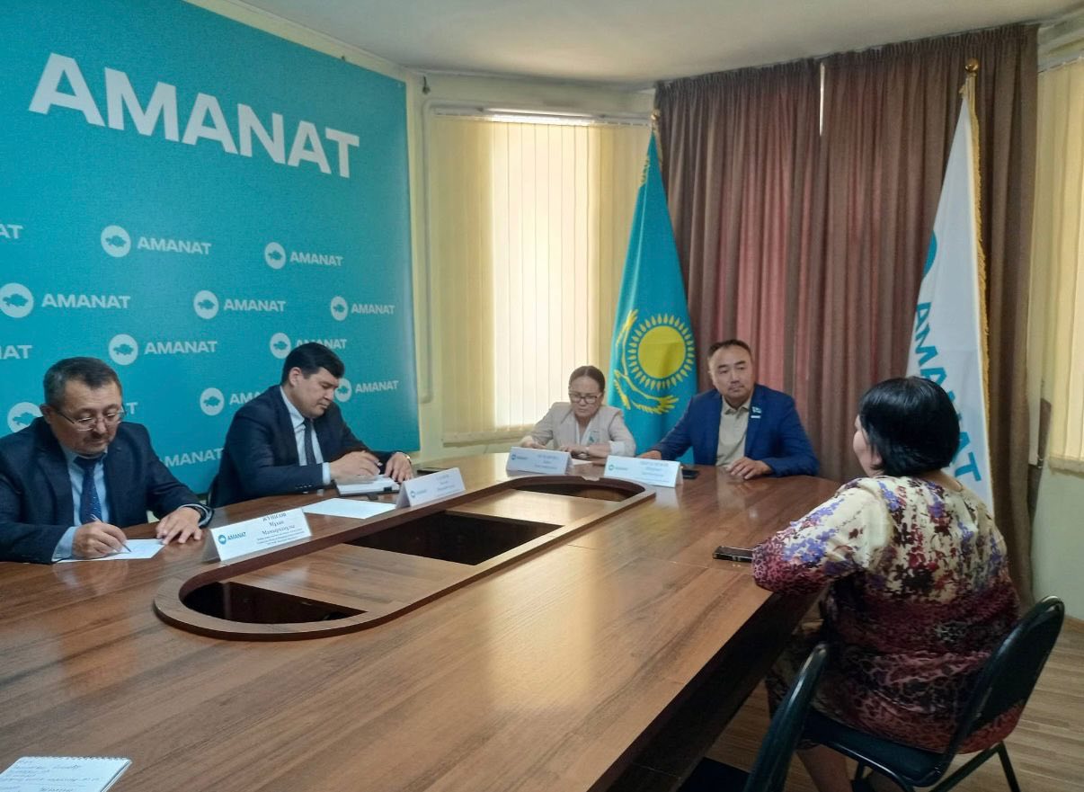 Партия АМАNAT лично принимала жителей в Сарыагашском районном филиале.