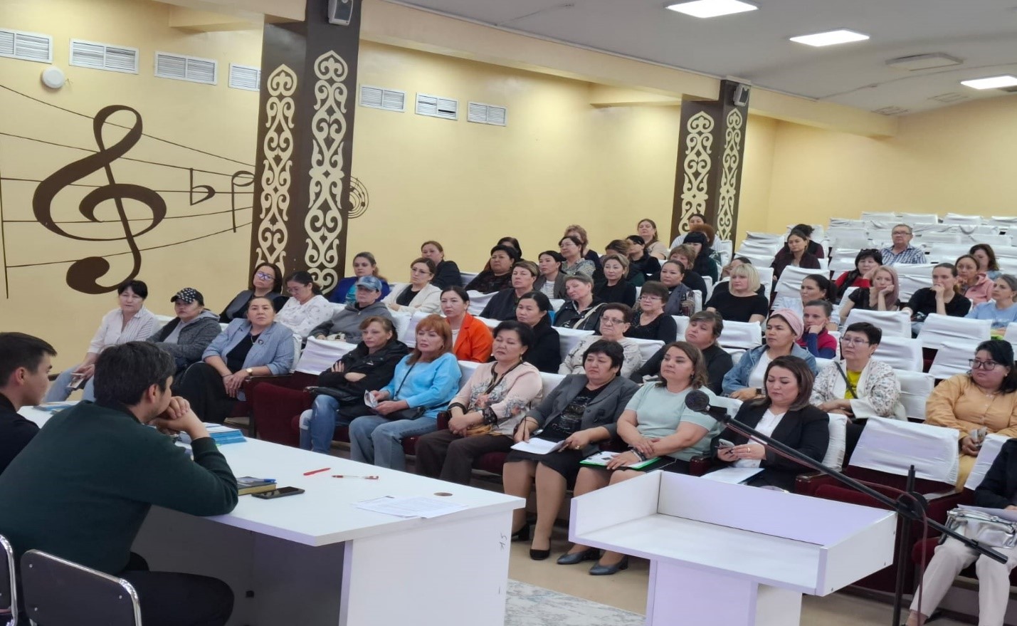 В Алматы усиливают меры безопасности в школах и профилактику экстремизма среди несовершеннолетних
