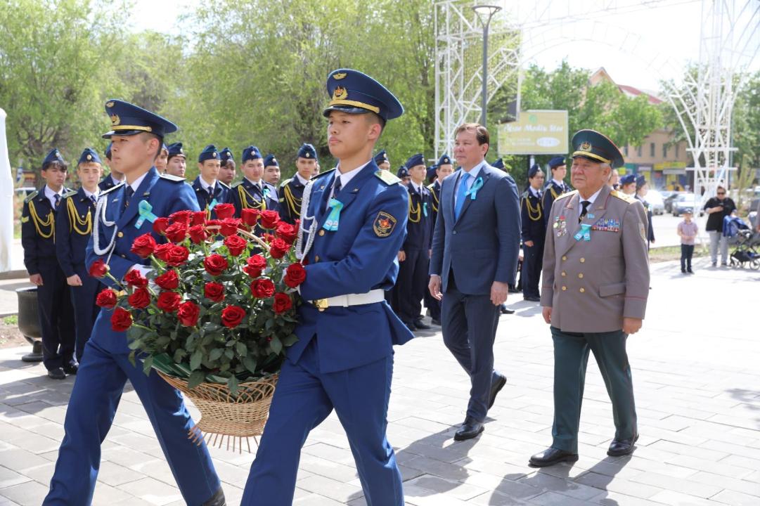 Празднование Дня защитника Отечества началось с возложения цветов и почтения памяти генерал-лейтенанта Жансена Кереева