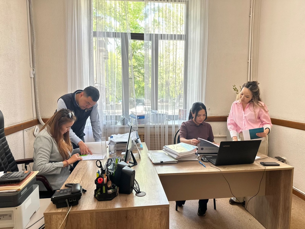 В соответствии с планом проверок на первое полугодие текущего года главные специалисты Управления по развитию языков Карагандинской области У.Б. Бөрібаева и Н.Ж. Абиханова провели плановую проверку в ГУ «Управление культуры, архивов и документации Карагандинской области» на предмет соблюдения требований Закона «О языках в Республике Казахстан».