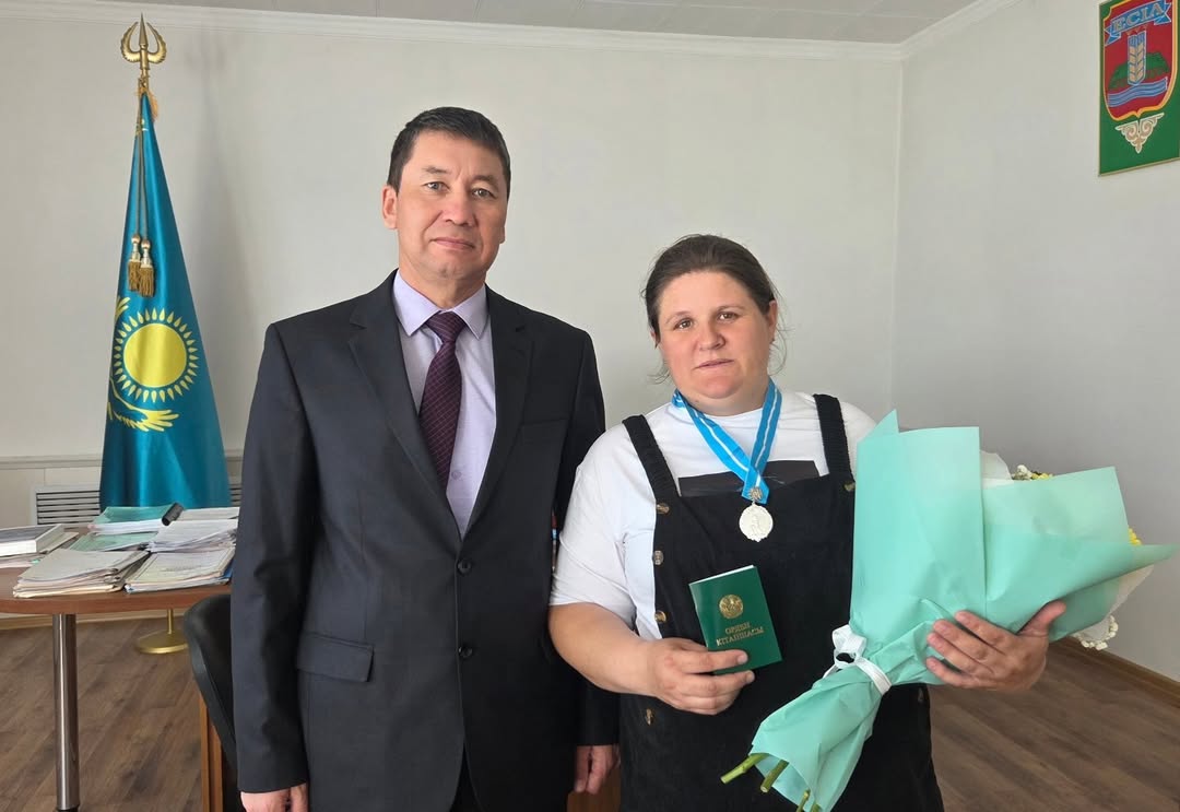В преддверии Дня единства народа Казахстана жительницу Есиля наградили «Күміс алқа»