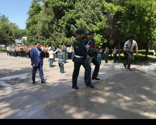 Состоялась церемония возложения цветов к памятным стелам и мемориалам