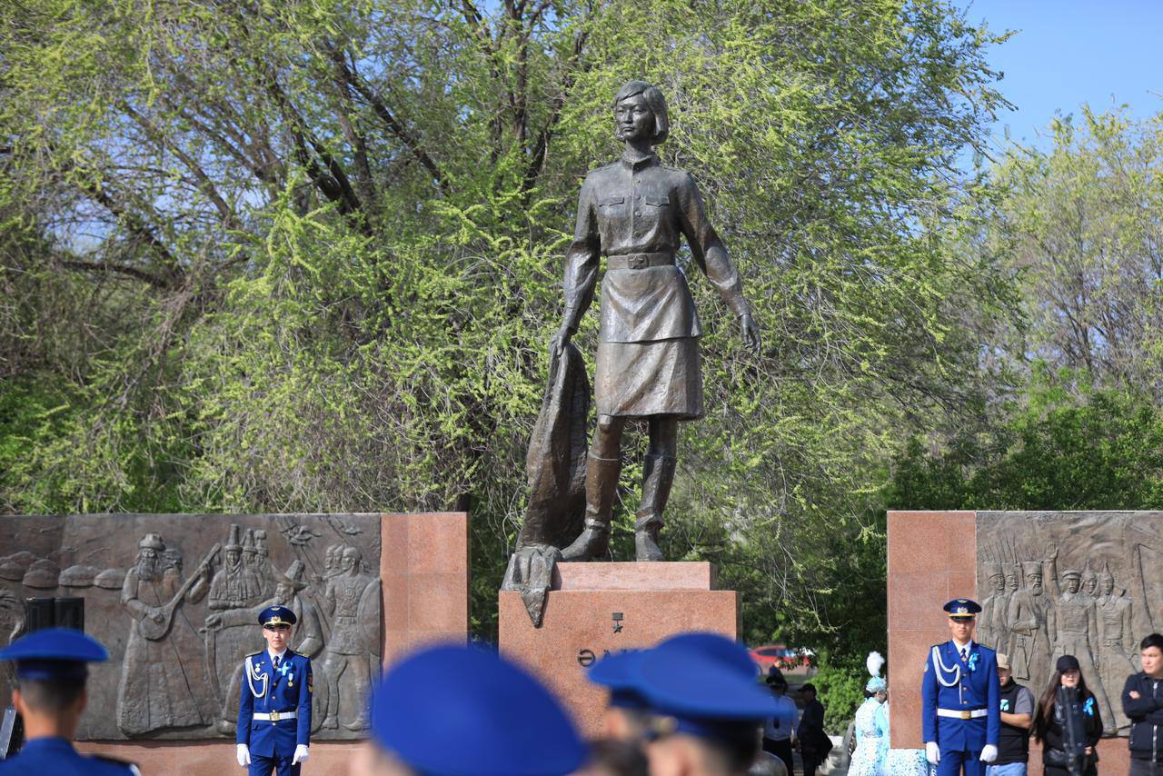 Актюбинцы возложили цветы в знак почтения к подвигу Алии Молдагуловой