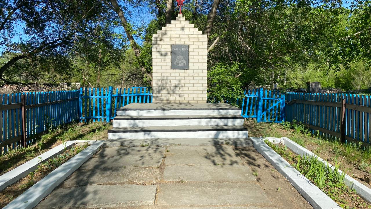 В селе Раздольное проведён косметический ремонт памятника