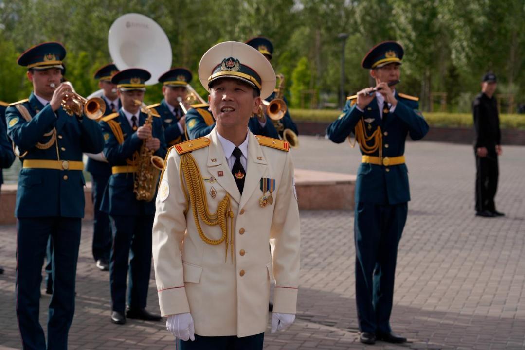 Военный оркестр торжественным маршем прошел по улицам Астаны в День защитника Отечества