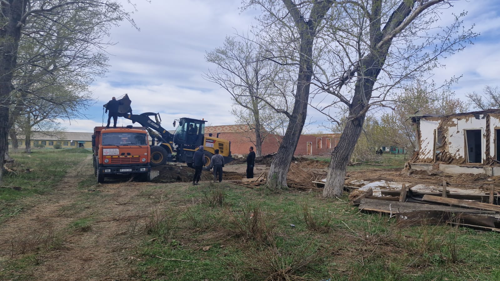 В Новоселовском сельском округе в рамках экологической программы «Таза Қазақстан» проводятся работы по сносу и вывозу аварийных и заброшенных зданий.