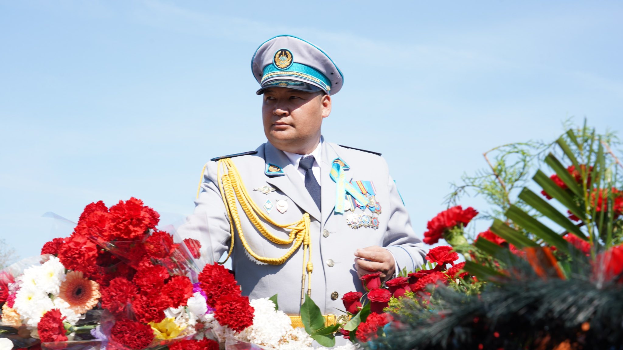 Имя героя — в памяти народа: подполковник полиции Дархан Булжанов почтил память деда-фронтовика