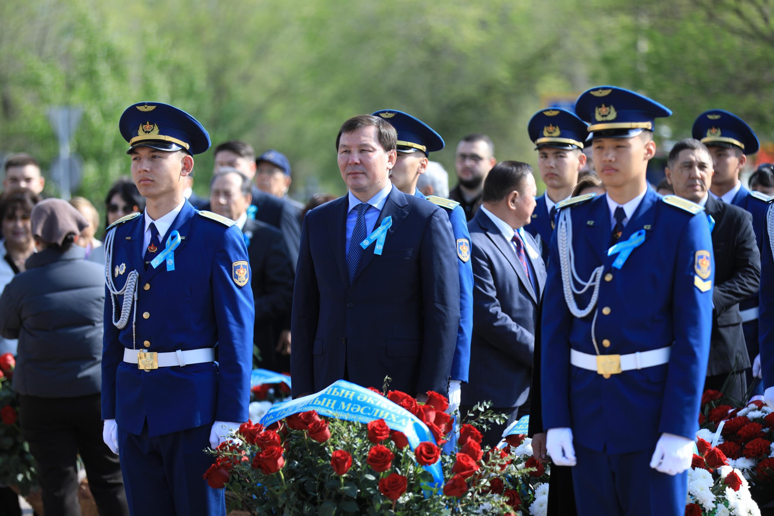 Актюбинцы возложили цветы в знак почтения к подвигу Алии Молдагуловой