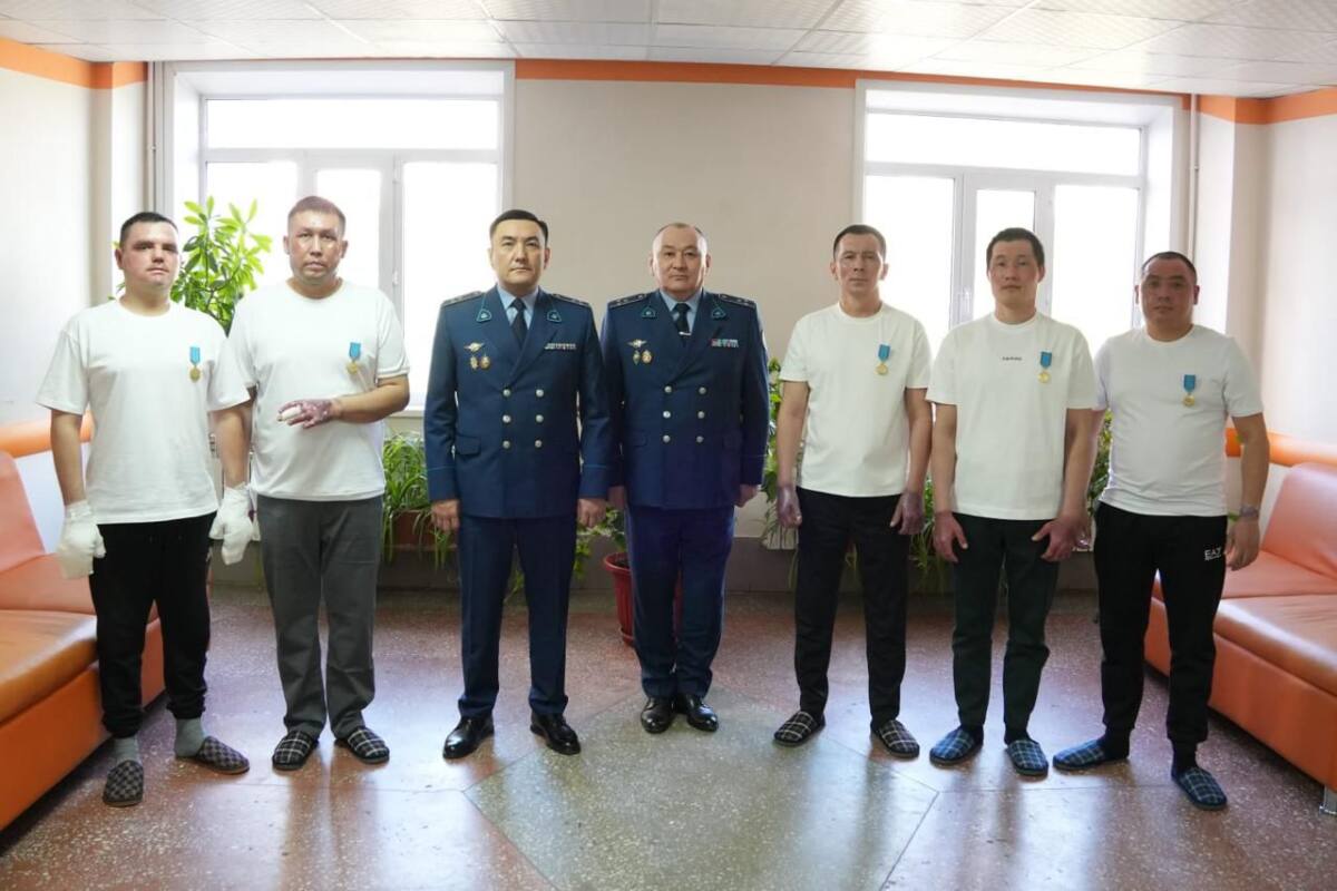 Подвиг во имя спасения: пятеро полицейских, эвакуировавших жителей при взрыве газа в Шахтинске, награждены медалью “Ерлігі үшін”