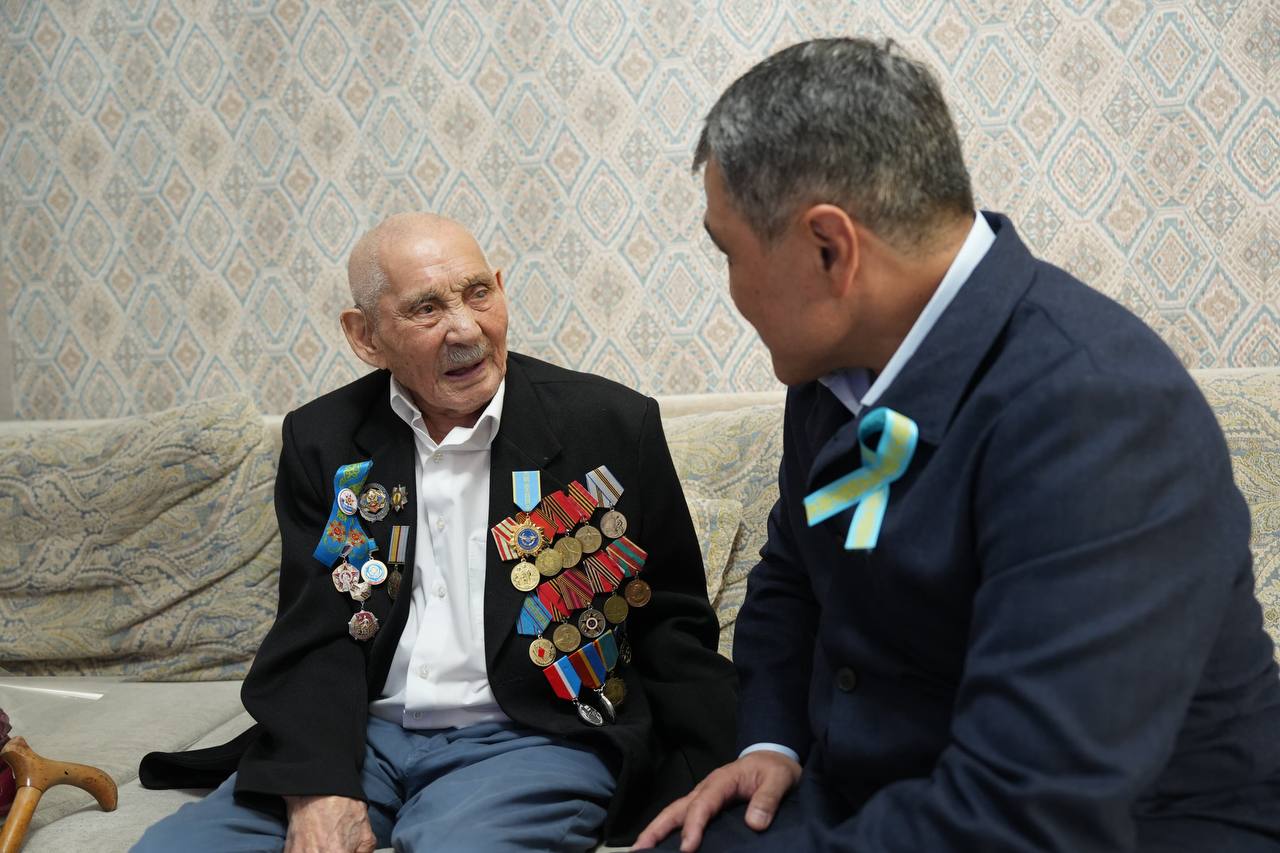 Министр водных ресурсов и ирригации поздравил с Днем победы 102-летнего ветерана