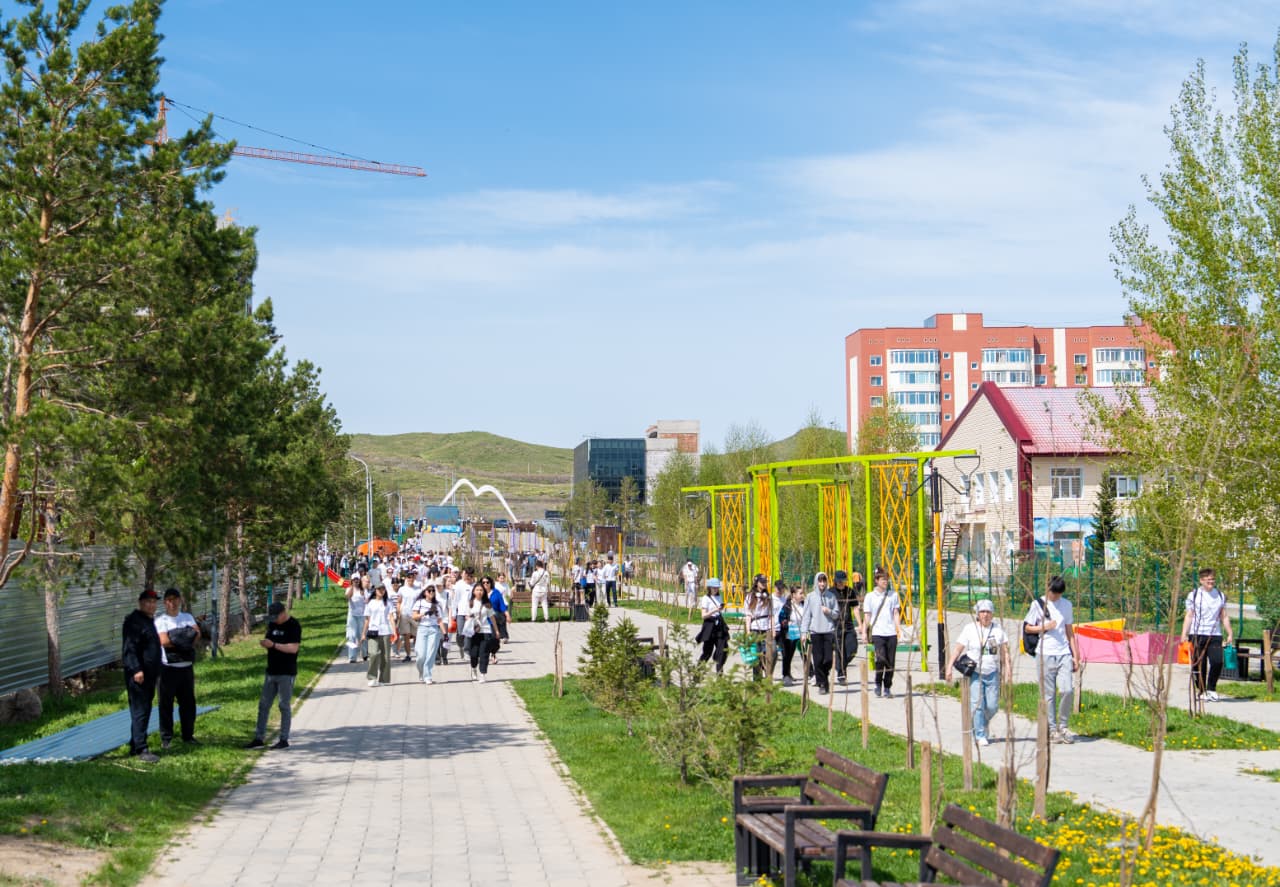 В Усть-Каменогорске выпускники школ  высадили именные деревья