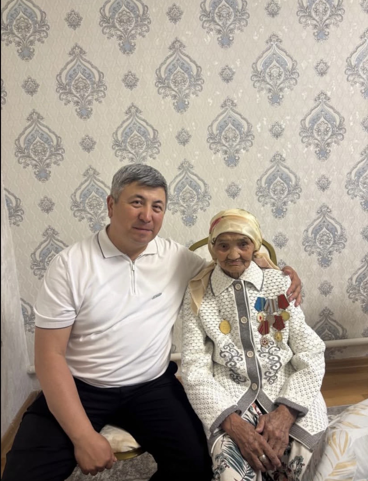 Аким Талдынского сельского округа Куандык Тойгабекович вручил труженице тыла Арыстанбаева Кулянда подарки от партии “Аманат”