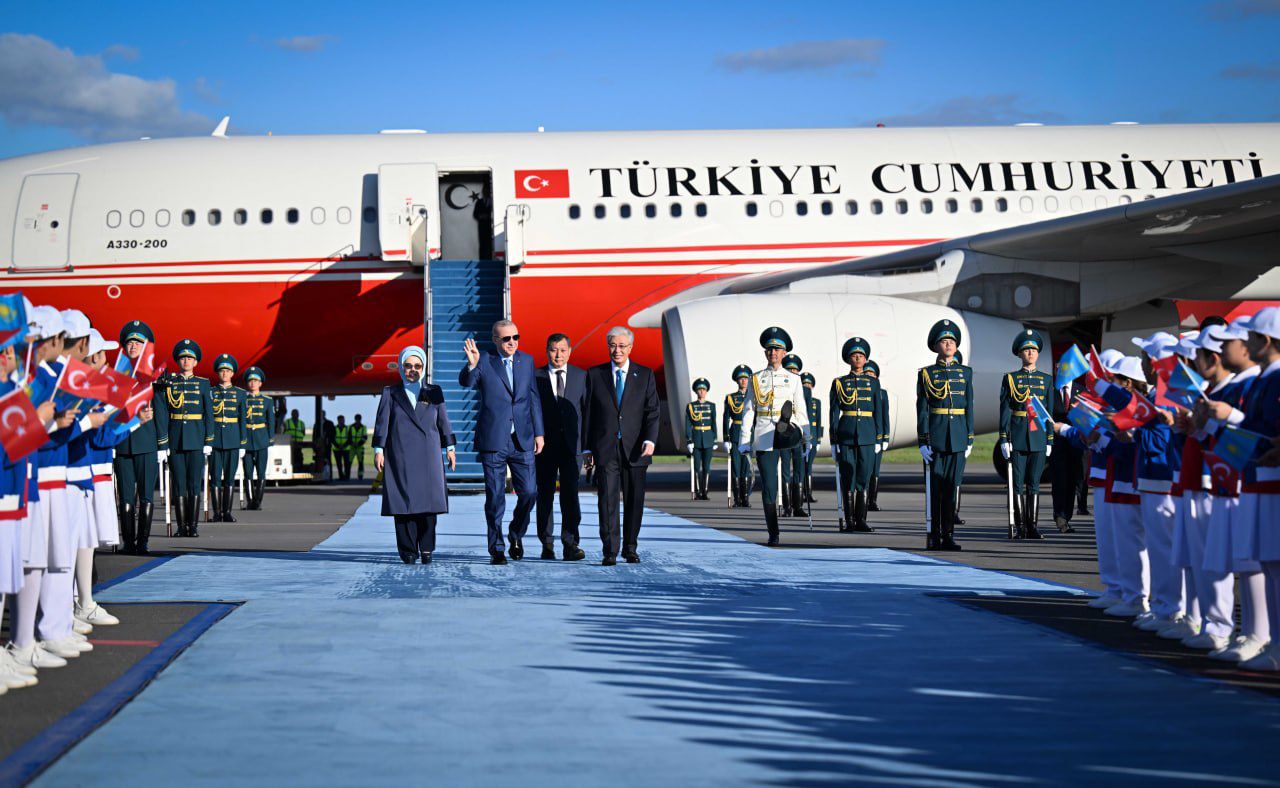 🇰🇿🇹🇷 Касым-Жомарт Токаев встретил Президента Турции Реджепа Тайипа Эрдогана, прибывшего в Казахстан с государственным визитом