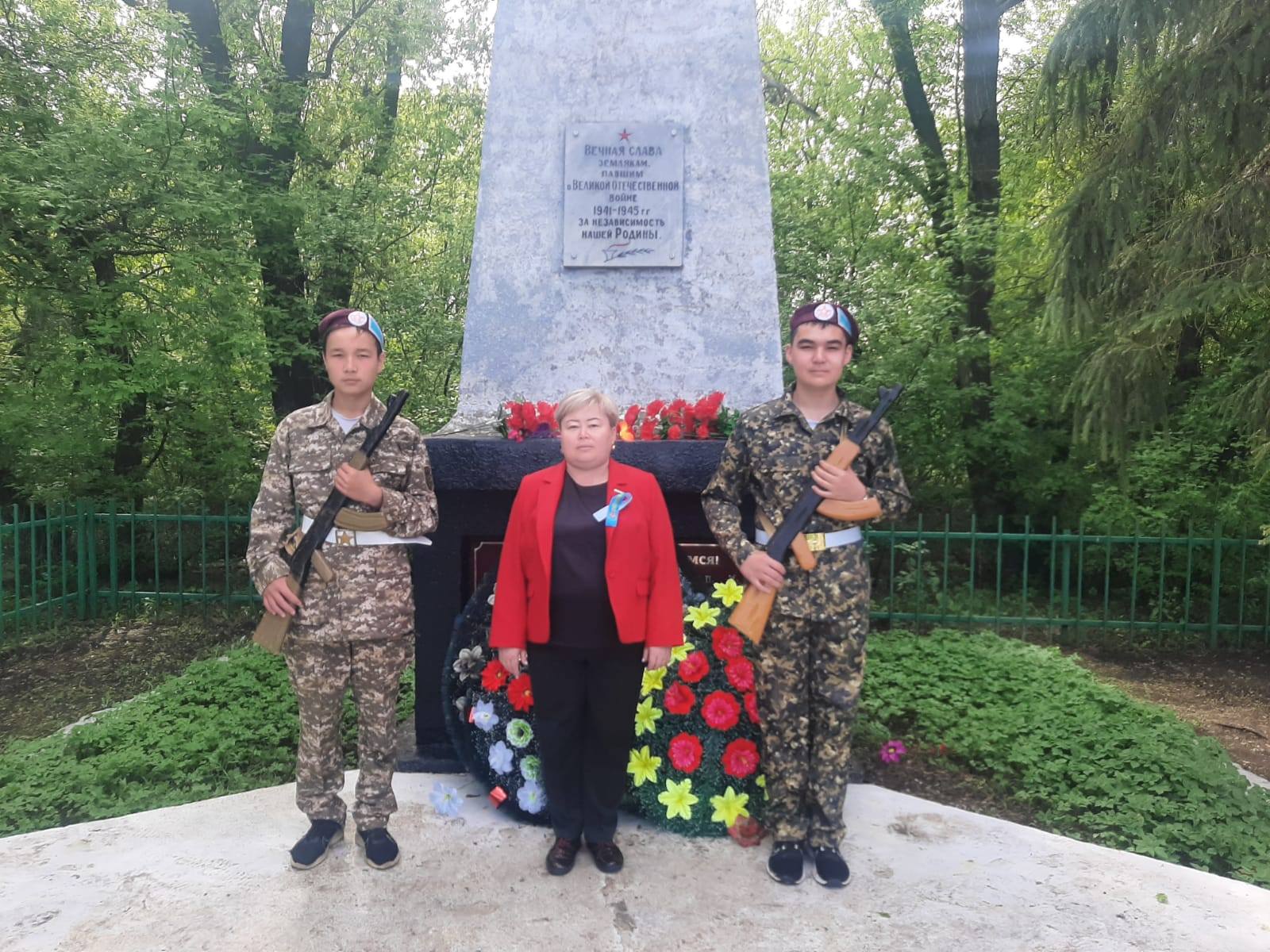 9 мая, в Мирном сельском округе состоялась церемония возложения венков и цветов к памятникам героям Великой Отечественной войны