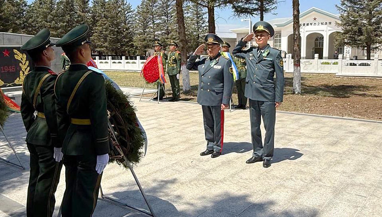 Казахстанские военные дипломаты приняли участие в церемонии возложения цветов в Китае