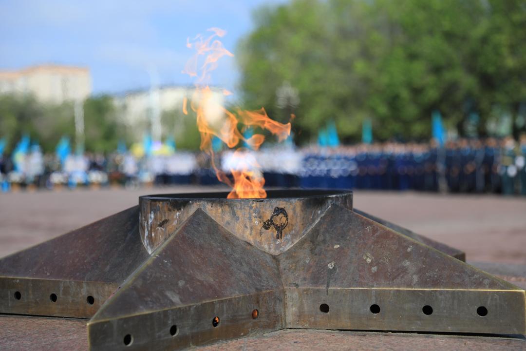 В День Победы актюбинцы возложили цветы у Обелиска Славы