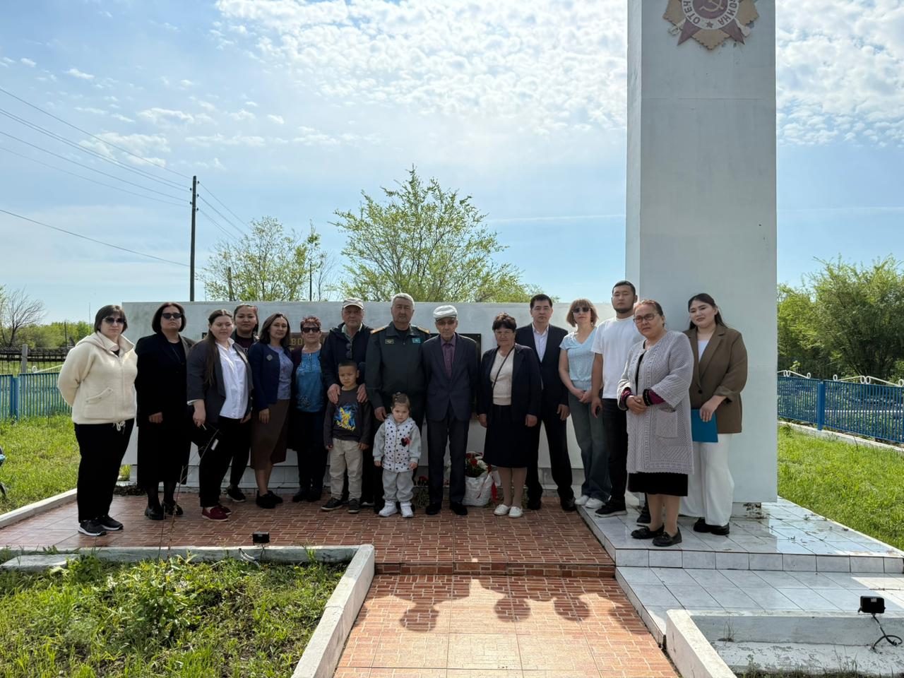 В селе Курмансай в честь Дня Победы прошло торжественное возложение цветов к памятники воинам-землякам, павшим в годы Великой Отечественной войны