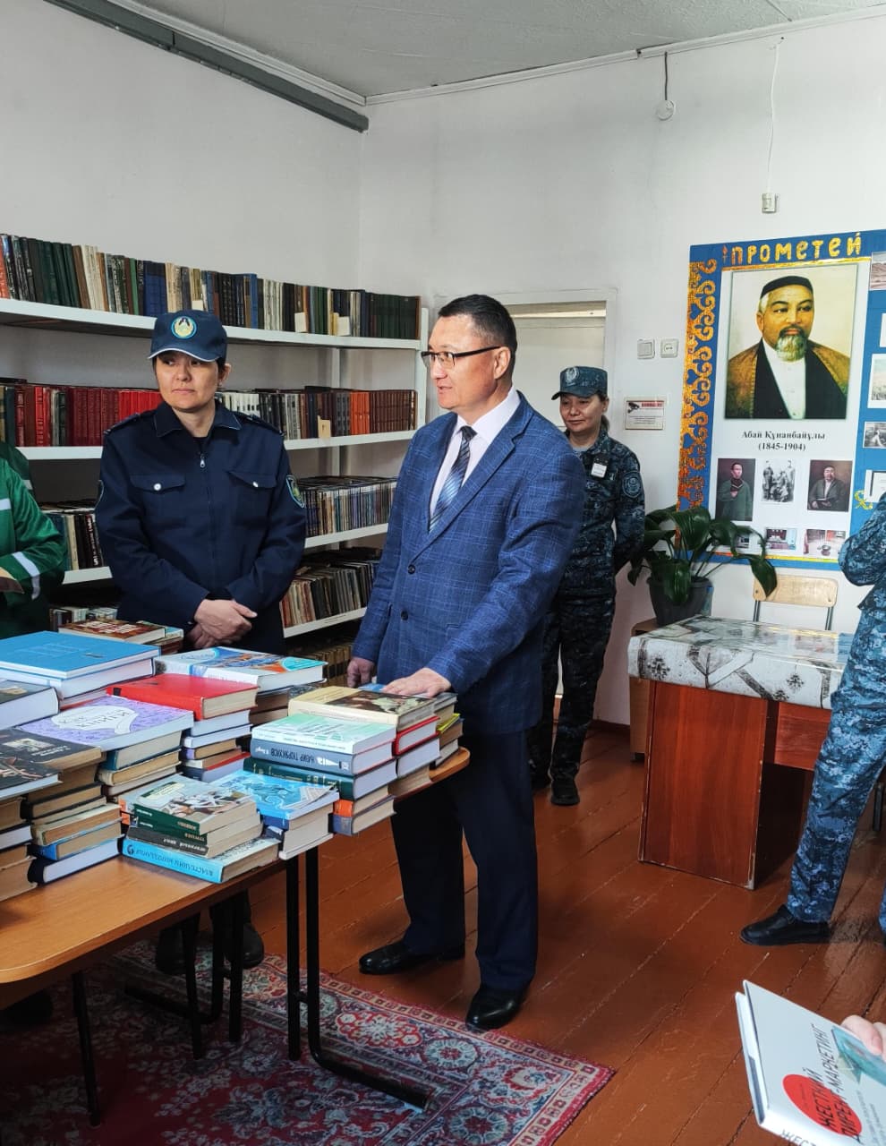 Представитель Уполномоченного по правам человека по области Абай Д. Жумагельдин от имени Уполномоченного по правам человека в Республике Казахстан передал книги в библиотечный фонд учреждения №23 Департамента уголовно-исполнительной системы по области Абай.
