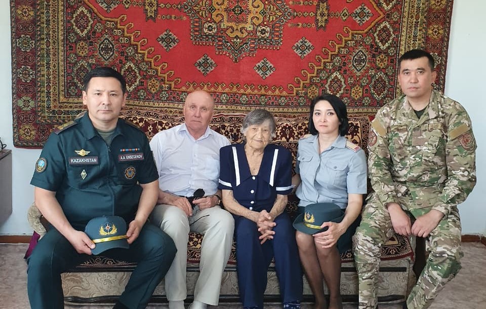Тружеников тыла ВОВ посетили спасатели ВКО