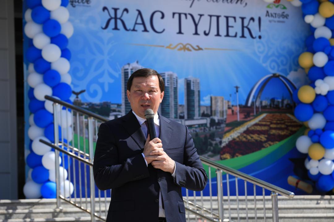 Облыс әкімі Асхат Шахаров ақтөбелік түлектерге сәт-сапар тіледі