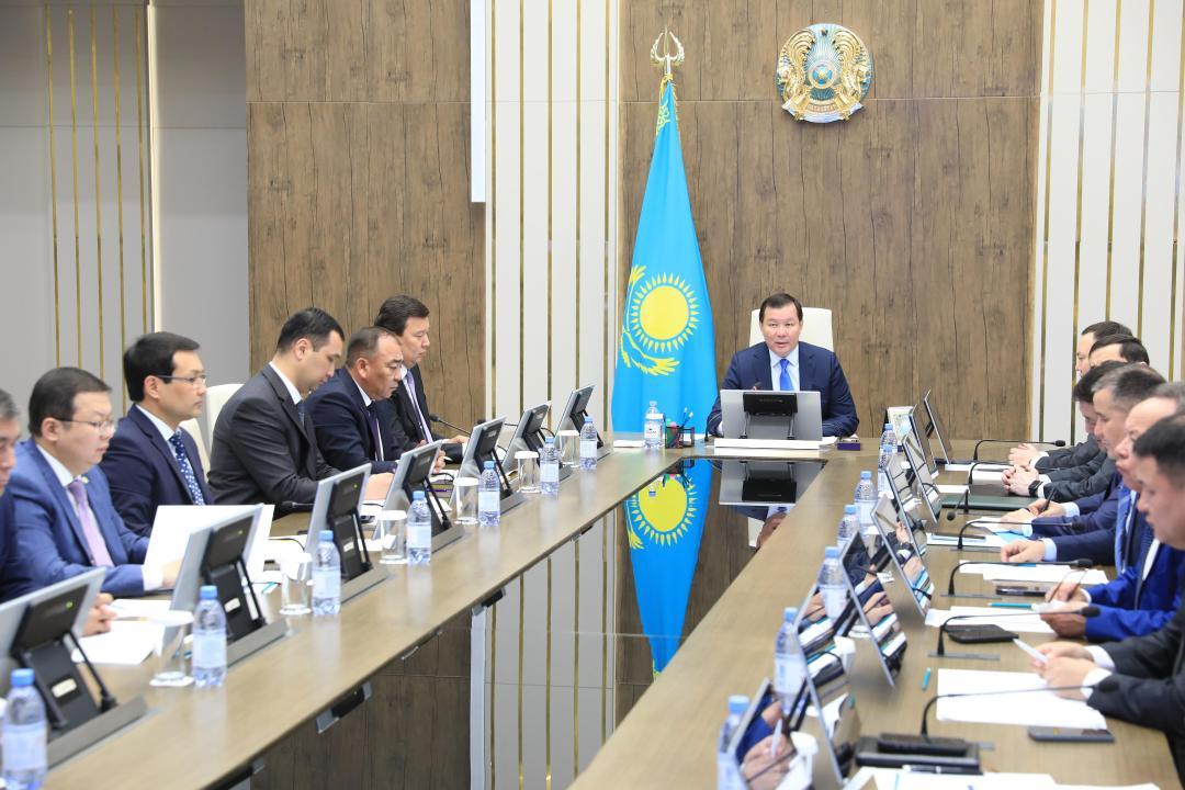 В Актобе ситуация с саранчой и сайгаками взята под контроль