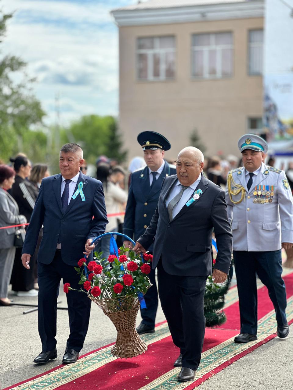 В честь 9 Мая – Дня Победы были возложены цветы в память о воинах, павших в Великой Отечественной войне, в честь героев, героически отдавших свою жизнь за Родину.