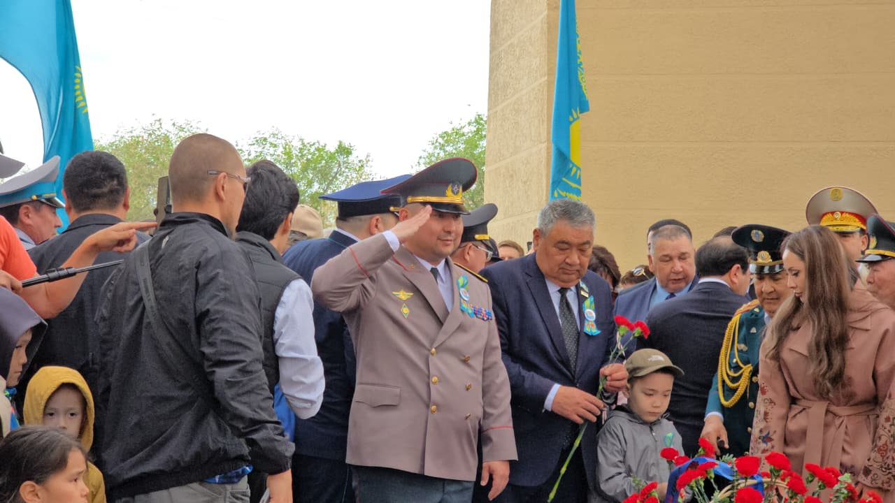 Дань памяти: сотрудники ДЧС возложили цветы к Вечному огню