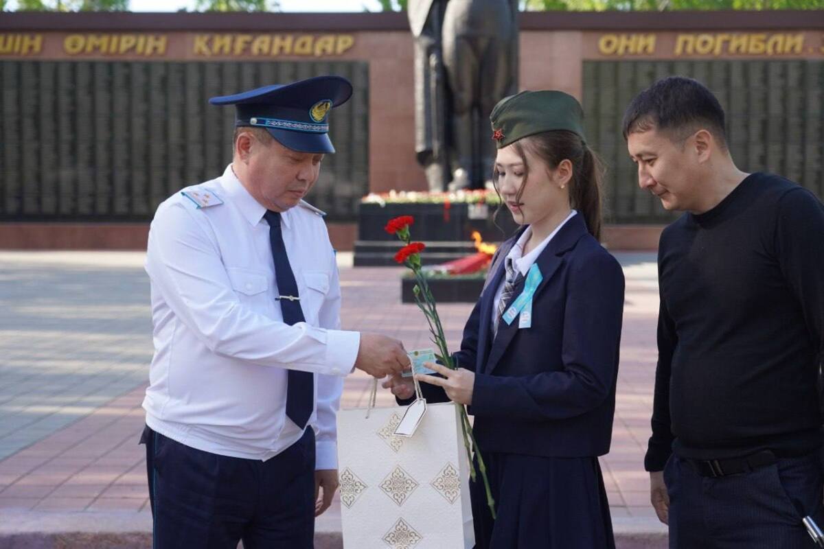 Подросткам вручили первые удостоверения личности в Костанайской области