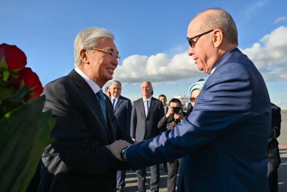 Касым-Жомарт Токаев встретил Президента Турции Реджепа Тайипа Эрдогана, прибывшего в Казахстан с государственным визитом