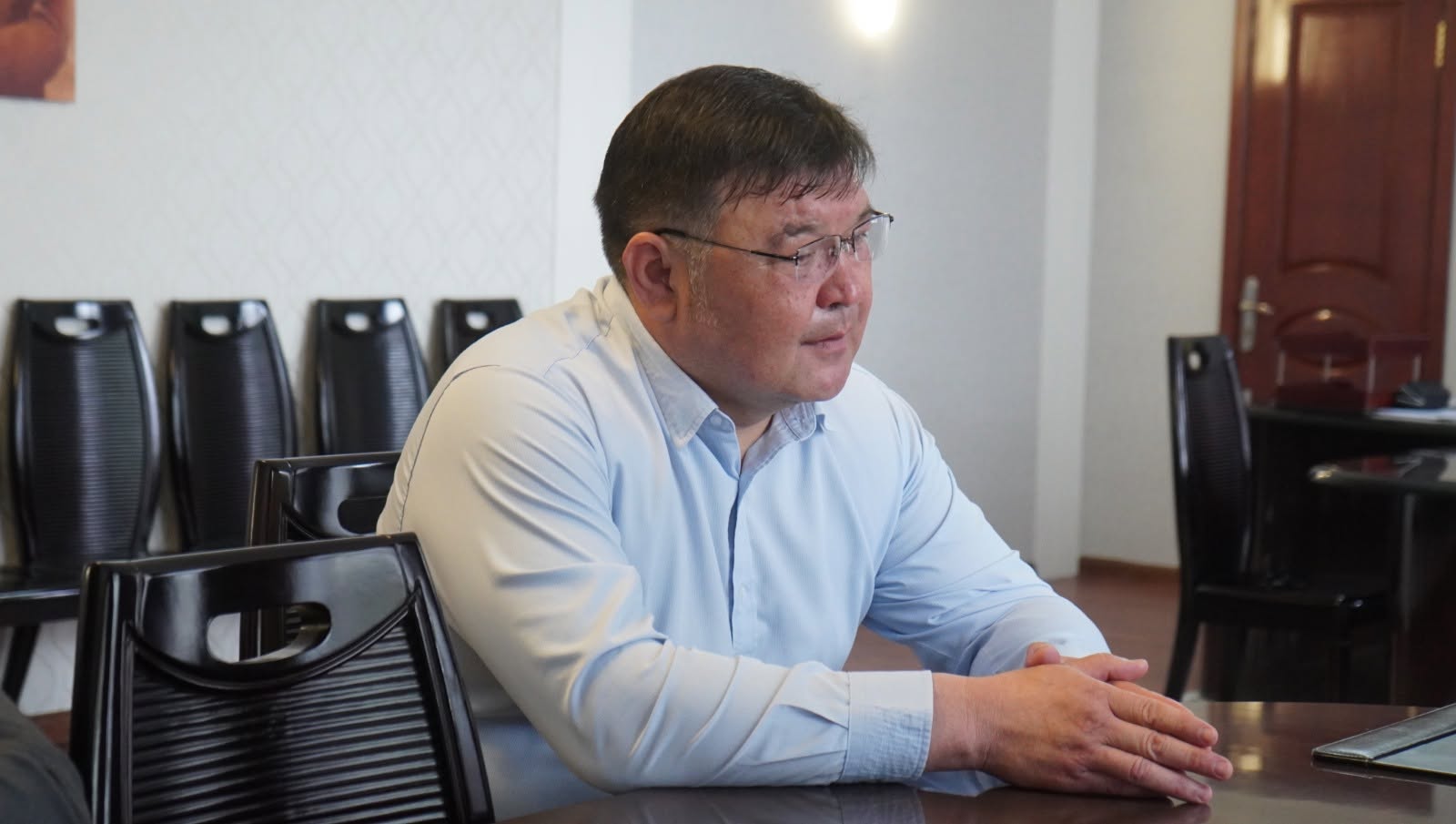 Шардара ауданының әкімі Арман Романұлы Қарсыбаев ақын Маралтай Райымбекұлын қабылдады