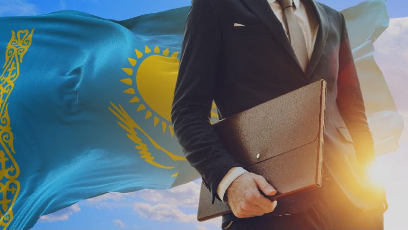 Государственная служба — это не просто профессиональная деятельность, а высокая ответственность перед обществом и государством. Ее главная миссия заключается в обеспечении реализации государственной политики, защите прав и законных интересов граждан, а также создании условий для устойчивого развития страны и повышения благосостояния населения.