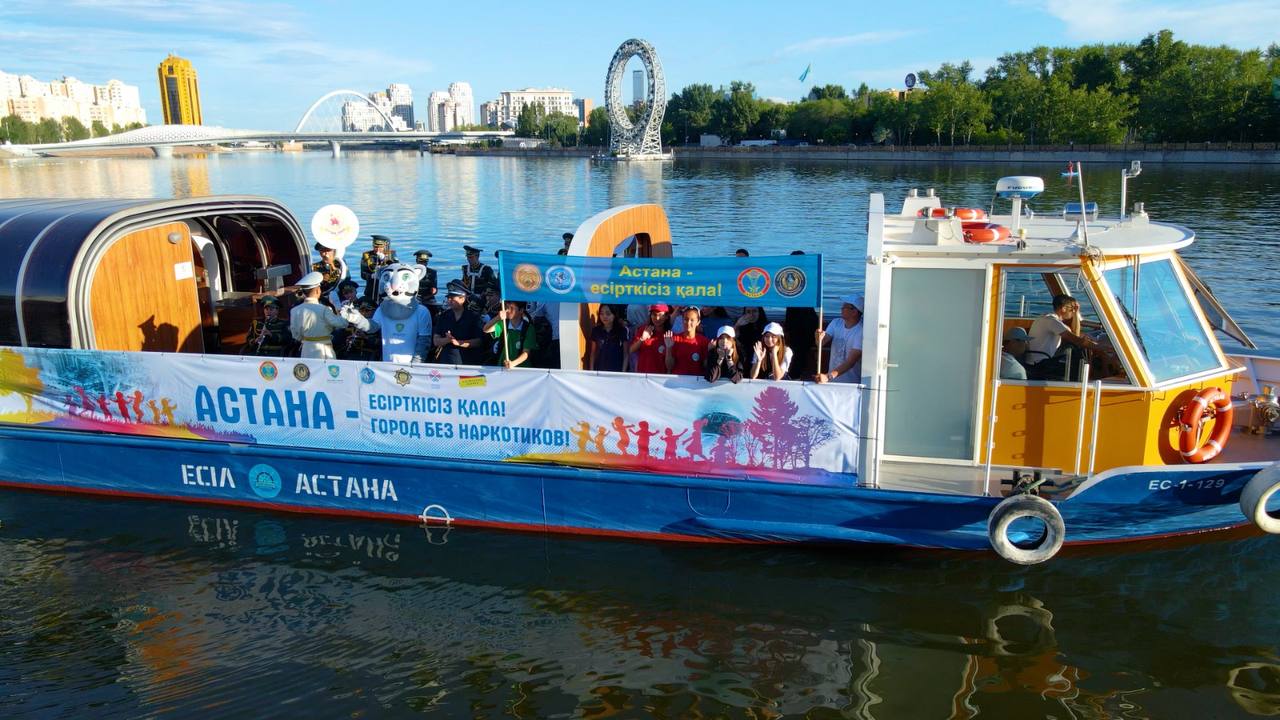 Праздник с посылом: в Астане по Есилю прошел теплоход с оркестром в рамках антинаркотической акции