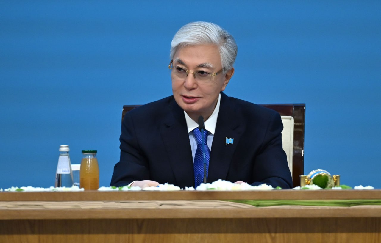 Глава государства указал, что мир вступил в новую эпоху технологической трансформации ✔️По его мнению, искусственный интеллект становится одним из ключевых двигателей глобального развития. – Интеграция технологий искусственного интеллекта в государственную инвестиционную политику признана критически важным приоритетом. Она позволяет исключить рутинные процессы и сформировать «умный фильтр», благодаря которому инвесторы смогут получать услуги быстрее, точнее и эффективнее. По прогнозам ЮНКТАД, к 2033 году объем мировой экономики искусственного интеллекта достигнет около 5 триллионов долларов. Таким образом, всего за десять лет этот показатель увеличится почти в 25 раз, что наглядно свидетельствует о возрастающей роли искусственного интеллекта в мировой экономике. Казахстан намерен активно двигаться в этом направлении. В своем Послании народу в прошлом году я поставил конкретную цель превратить Казахстан в полностью цифровое государство. Для системной реализации работы 2026 год объявлен Годом искусственного интеллекта и цифрового развития. Формируя контуры будущего, мы уделяем первостепенное внимание цифровой безопасности наших граждан. Новая редакция Конституции Казахстана надежно гарантирует право каждого на защиту персональных данных. Для укрепления институциональной основы создано Министерство искусственного интеллекта и цифрового развития. Также начал работу Совет по развитию искусственного интеллекта, – отметил Президент. ✔️Касым-Жомарт Токаев проинформировал членов Совета о том, что параллельно проводится ускоренная работа по формированию современной цифровой инфраструктуры. ✔️В частности, Казахстан первым в Центральной Азии успешно ввел в эксплуатацию два суперкомпьютера, созданных на базе передовых технологий. – Эти инвестиции гарантируются современной нормативно-правовой базой, отвечающей требованиям цифровой эпохи. Недавно принятые Парламентом Цифровой кодекс, Закон «Об искусственном интеллекте» и стратегия Digital Qazaqstan формируют четкую дорожную карту технологического развития страны. Они также создают благоприятные условия для инноваций, привлечения инвестиций и расширения международного сотрудничества. Кроме того, мы намерены создать Data Center Valley – один из ключевых элементов цифровой экономики Казахстана. Этот флагманский проект призван стать мощным центром притяжения для глобального капитала и ведущих мировых технологических компаний. Такие лидеры отрасли, как Amazon, G42 и другие, начали рассматривать возможности участия в данной экосистеме, – сообщил Глава государства.