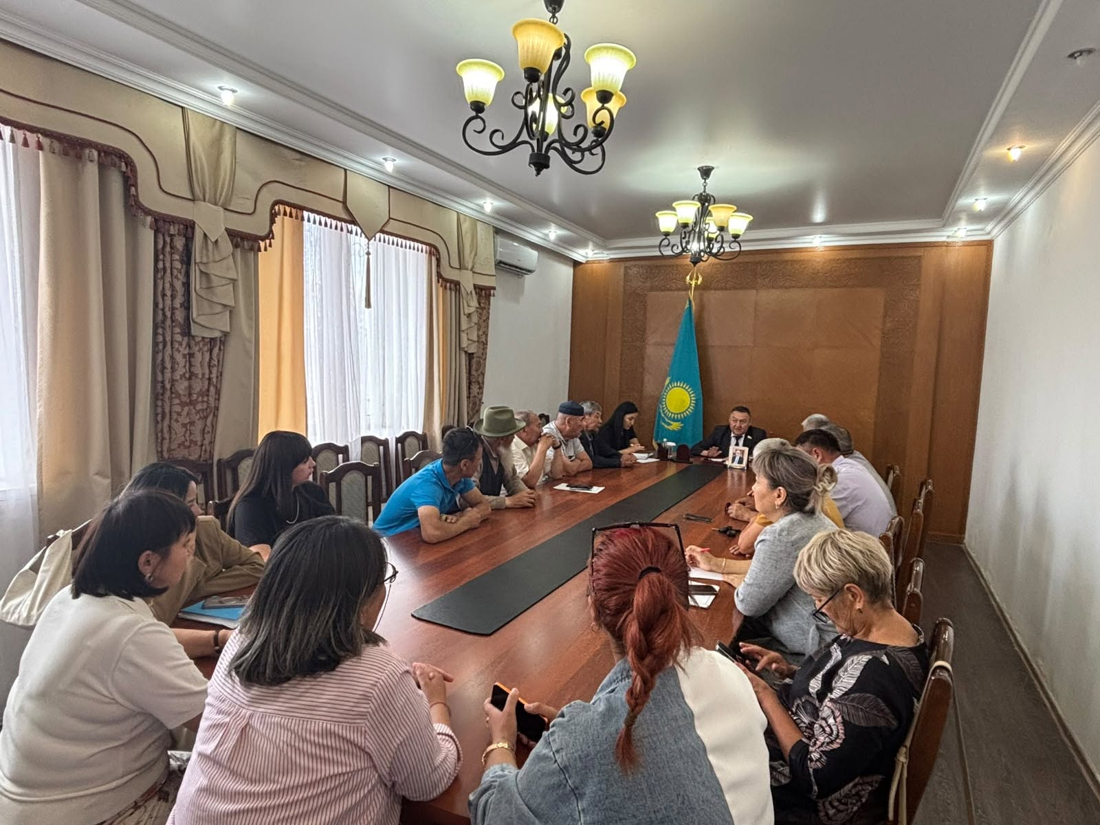 Сегодня в Осакаровском районе члены информационно-просветительской группы с участием председателя маслихата Осакаровского района К.К. Саккулакова и заместителя акима Осакаровского района Д.К. Кошкеновой провели встречу с членами Общественного совета и жителями, аксакалами поселка Осакаровка.