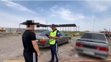 Водитель, незаконно использовавший проблесковые маячки, привлечен к ответственности в Туркестанской области