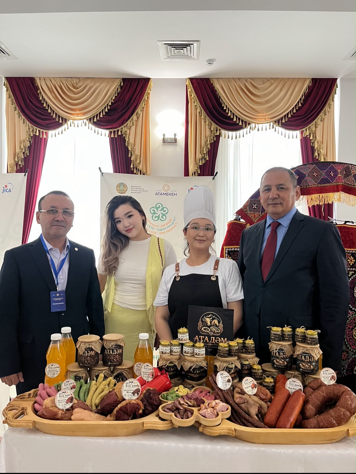 Сегодня в Центре искусств города Актобе проходят региональный конкурс-выставка «Лучший товар Казахстана – 2026» и выставка «Один аул — один продукт».