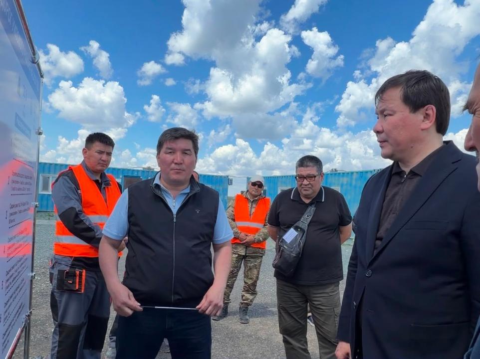 Глава региона ознакомился с ходом ремонта автодороги и строительства моста в Уилском районе
