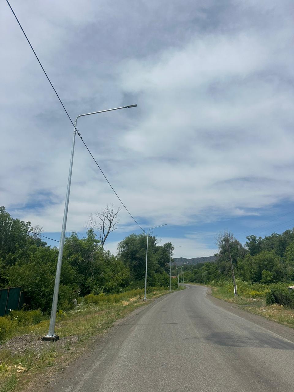 На улице Тойжанова продолжаются работы по благоустройству. Поэтапно проводятся работы по освещению и ремонту дороги